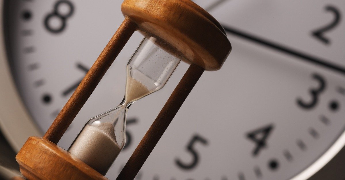 Hourglass symbolizing the time and patience required to learn the Quran with proper Tajweed